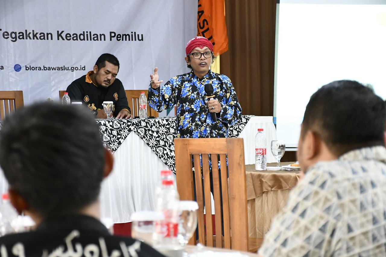BERI KRITIKAN: Dosen UGM dan sekaligus pemerhati Pemilu, Sandi Swandaru menilai Bawaslu di seluruh Indonesia dan tak terkecuali di Blora seperti macan ompong.