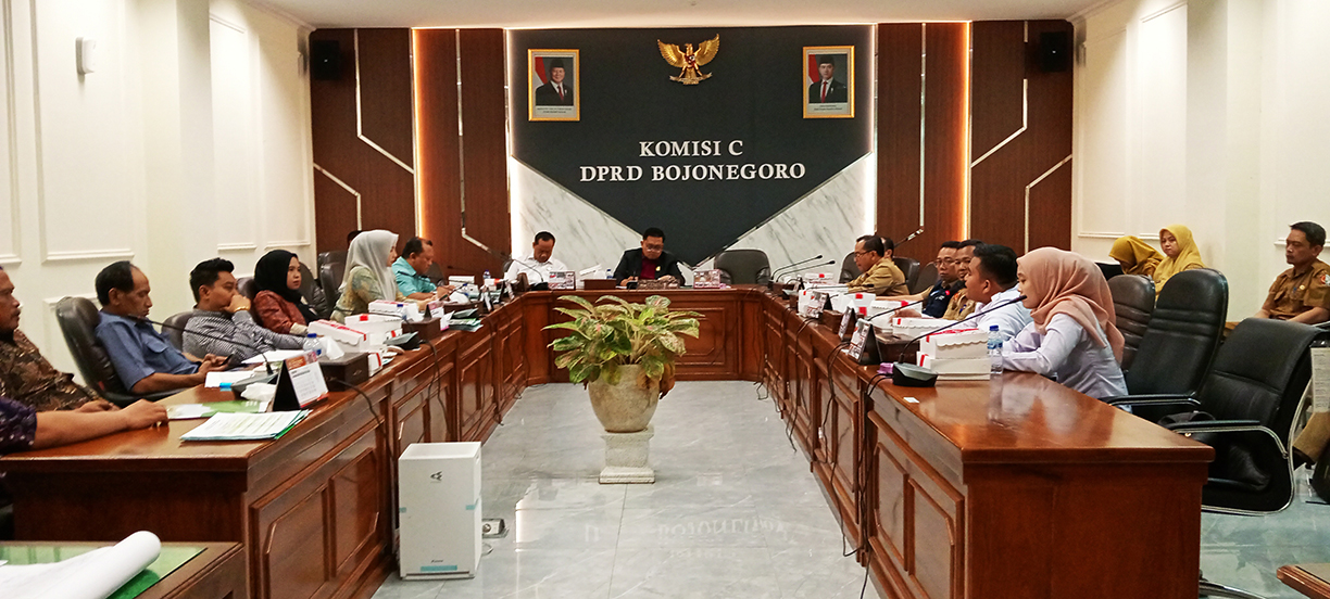 RAPAT: Komisi C DPRD Bojonegoro gelar rapat bersama BPKAD, Dinas Pendidkan, dan Dinas Sosial membahas Sekolah Rakyat pada awal September lalu.