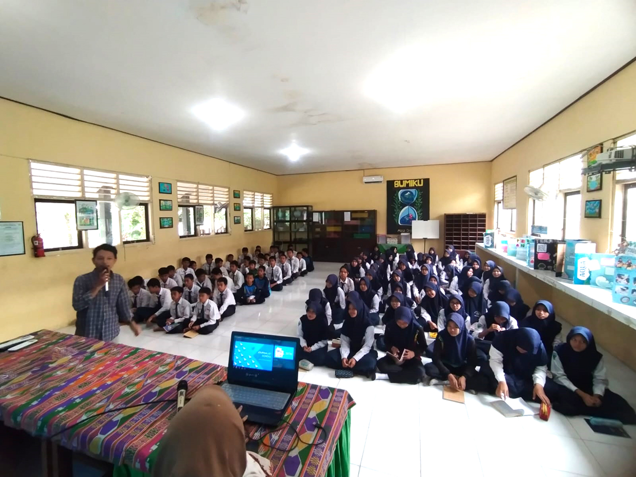 ANTUSIAS: Jurnalis Radar Bojonegoro M. Irvan Romadhon berikan pelatihan jurnalistik kepada 100 siswa SMPN 2 Kalitidu kemarin (30/9).