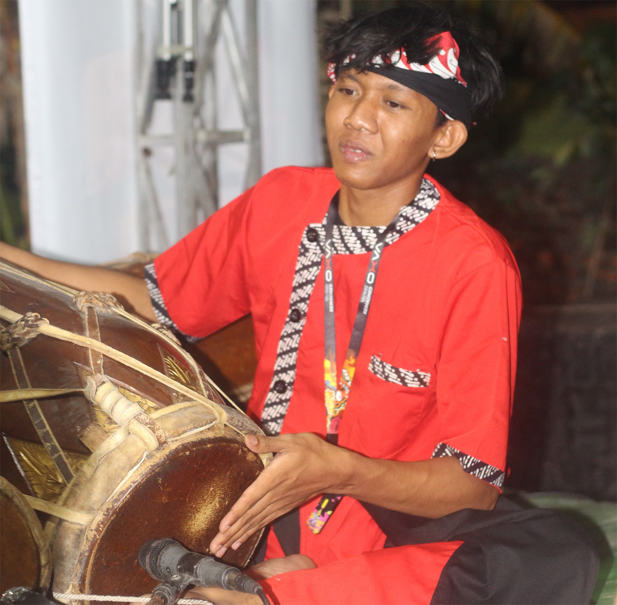 SENIMAN: Krisna Julinanta begitu lihai memainkan kendang. Jiwa seni telah dipupuk sejak duduk di bangku SD.