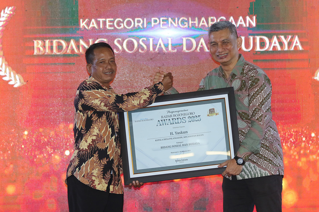 SELAMAT: Kepala Desa Pilanggede H. Yaskun menerima penghargaan Radar Bojonegoro Awards 2025 kategori bidang Sosial dan Budaya diserahkan langsung oleh Direktur Radar Bojonegoro Bachtiar Febrianto.