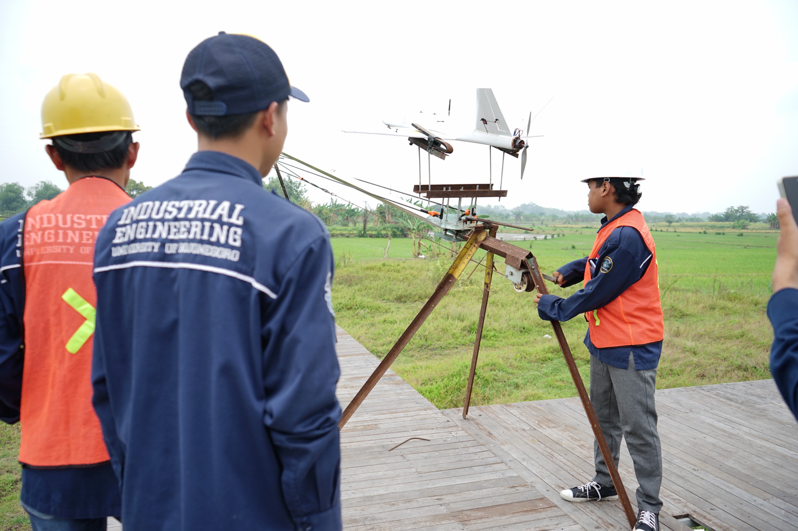 Tim Meliwis Putih Unigoro bersiap menerbangkan pesawatnya untuk tampil di divisi racing plane, Selasa (30/9/25).