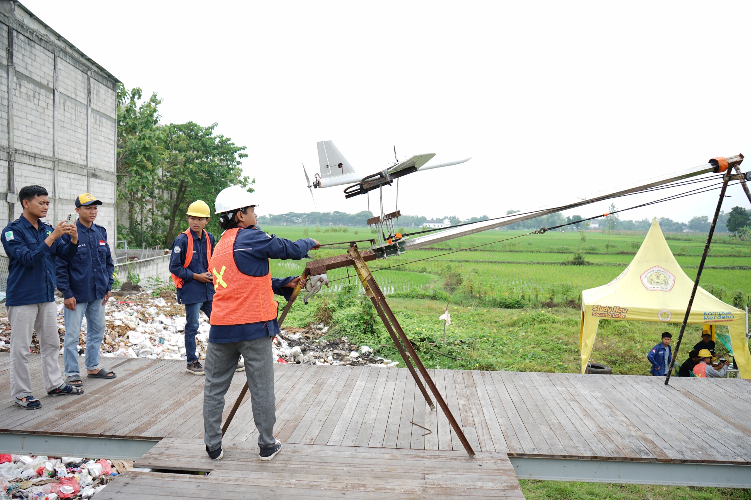 Tim Meliwis Putih Unigoro bersiap menerbangkan pesawatnya untuk tampil di divisi racing plane, Selasa (30/9/25).