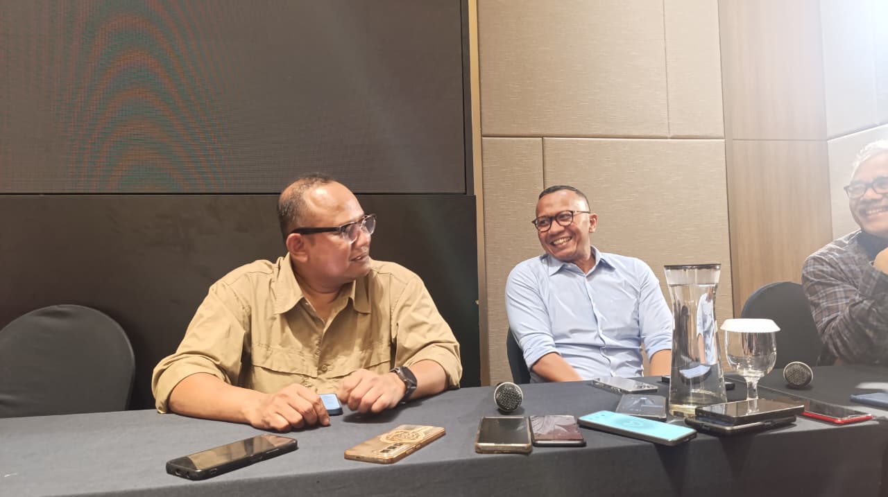 JABANUSA: Kepala Departemen Formalitas dan Komunikasi SKK Migas Perwakilan Jabanusa, Febrian Ihsan (kanan). Saat konferensi pers di Surabaya pada Selasa (30/9).