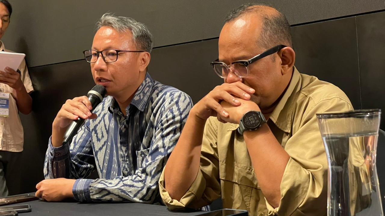 UKW: External Engagement & Socioeconomic Manager EMCL, Tezhart Elvandiar (berbaju batik) saat menghadiri Konferensi Pers di UKW&nbsp;LPDS&nbsp;Surabaya.