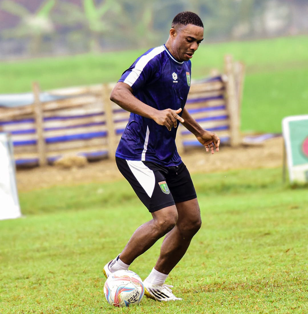 FOKUS LATIHAN: Striker Persibo Osas Saha sedang jalani latihan di Lapangan Losari, Tuban.