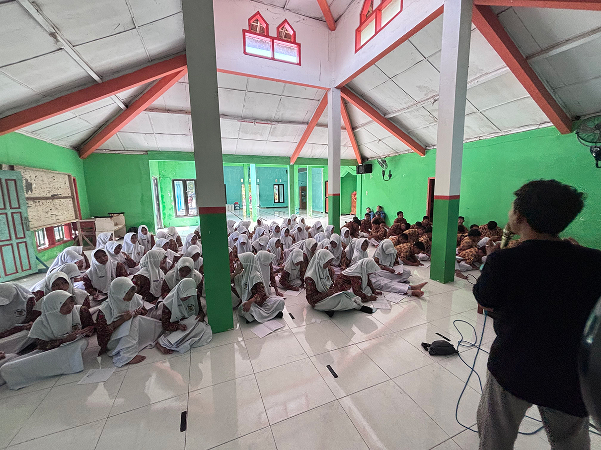 MENYIMAK: Sebanyak 100 siswa SMPN Ngambon fokus menyimak materi pelatihan jurnalistik dan pengelolaan website sekolah yang disampaikan oleh Jurnalis Radar Bojonegoro M. Irvan Romadhon.