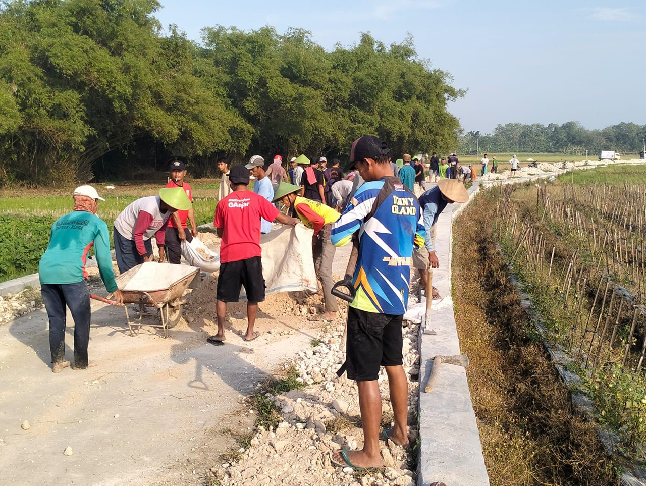 DALAM PROSES: Pembangunan jalan talud di Desa Trembul, Kecamatan Ngawen.