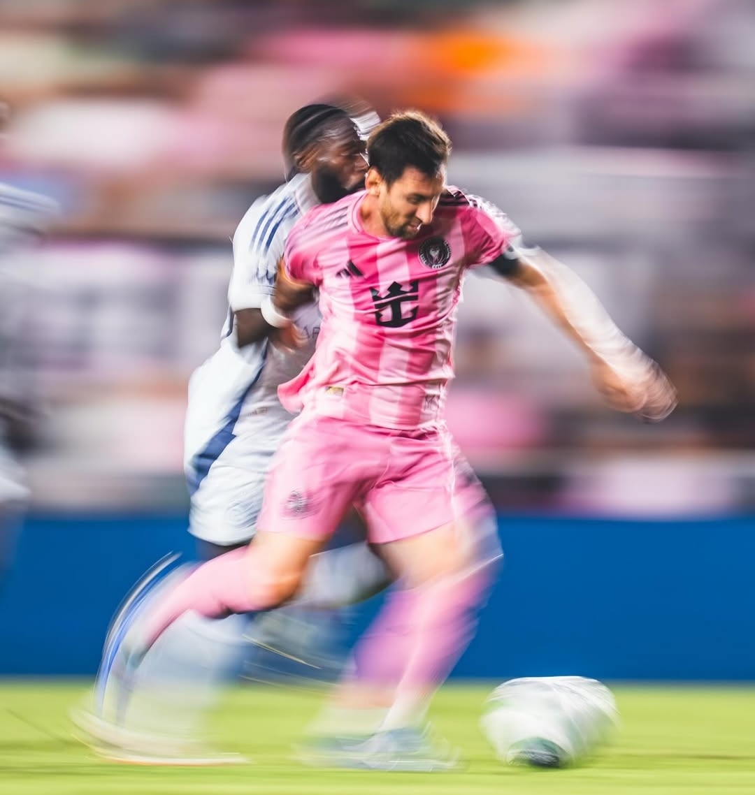 Lionel Messi berduel dengan pemain Chicago Fire. Inter Miami telan kekalahan di kandang sendiri, Rabu (1/10).