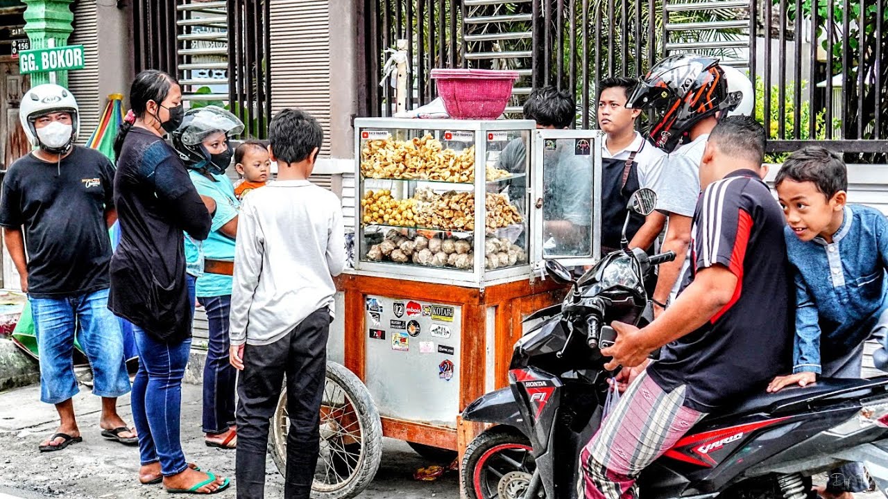 PENTOL KONYOL: Salah satu penjual pentol yang selalu ramai pembeli di Jalan Meliwis Putih turut Kelurahan Ngrowo, Kecamatan Bojonegoro Kota.