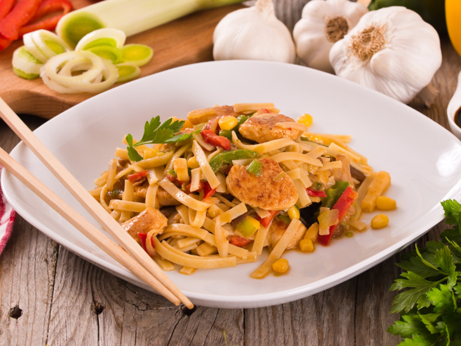 LEZAT: Bami goreng khas Suriname.