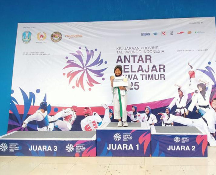 BANGGA: Maritza Aiko Ramadhani dengan penuh rasa bangga berdiri di atas podium Juara 1 Kyorugi Antarpelajar Kejurprov Jawa Timur 2025.