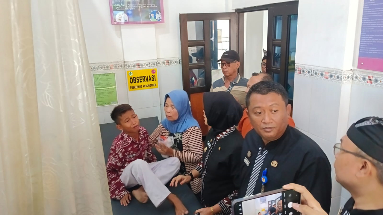KERACUNAN: Salah satu siswa SDN Tumbrasanom, Kecamatan Kedungadem dilarikan ke Puskesmas Kedungadem karena diduga keracunan MBG. Wabup Bojonegoro Nurul Azizah juga turut mengecek kondisi siswa-siswa