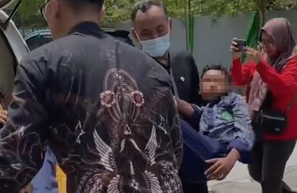 Salah satu siswa di Kedungadem Bojoneogoro dibopong lemas, diduga mengalami indikasi keracunan pasca mengonsumsi makanan bergizi gratis.