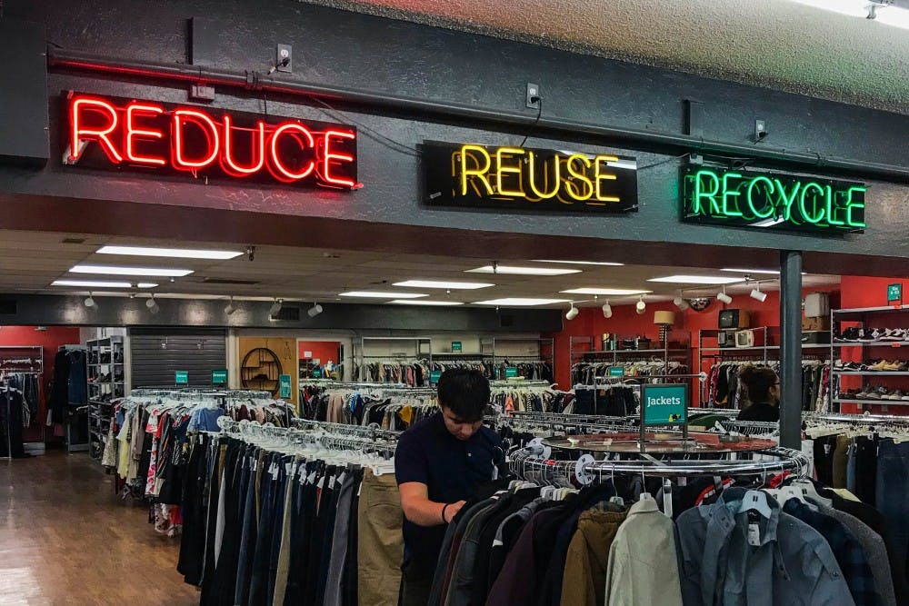 THRIFTING: Jargon salah satu thrift shop di Arizona, AS ialah reduce, reuse, dan recycle.