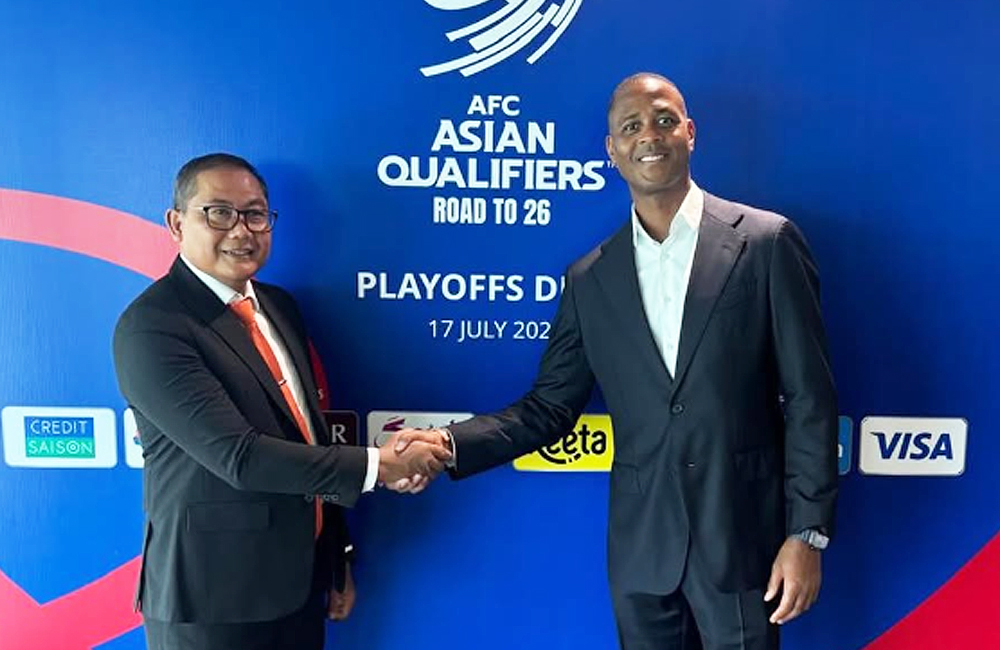 Manajer Timnas Indonesia, Sumardji dan Patrick Kluivert. PSSI tegasakan memasang target lolos ke Piala Dunia 2026.