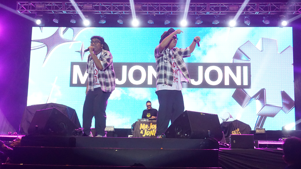 Duo dan DJ Set Mr. Jono Joni membuka malam pertama Pesta Rakyat Jawa Timur di Kecamatan Padangan, Bojonegoro pada Jumat (3/10)