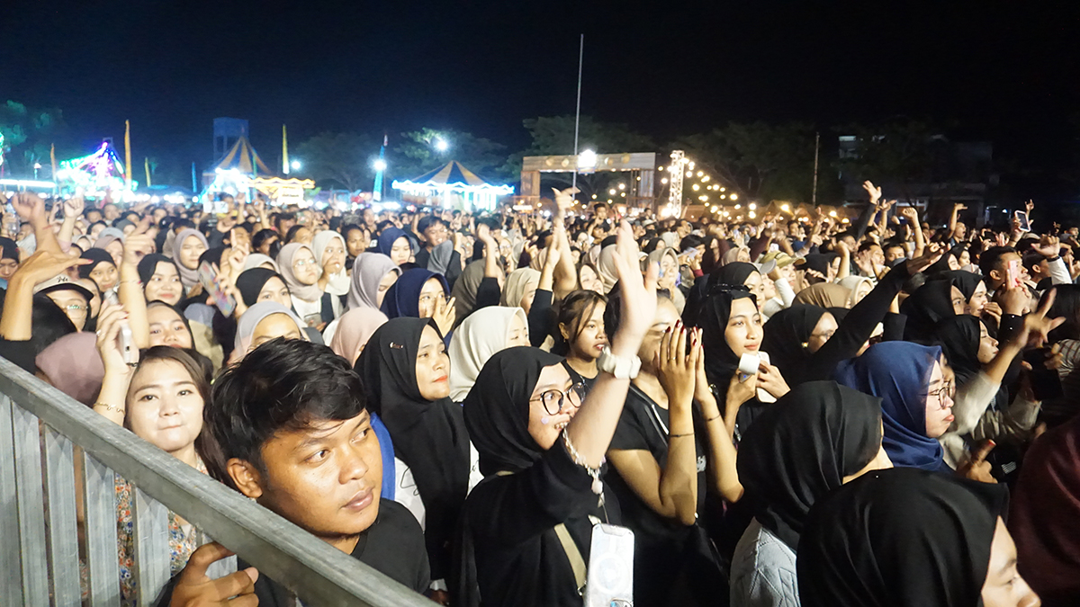 Ribuan pengunjung menikmati konser pembuka Pesta Rakyat Jawa Timur yang menghadirkan Mr. Jono Joni dan Guyon Waton. Sewaktu-waktu jika bosan, mereka bisa menghampiri stan UMKM dan hiburan di belakang.