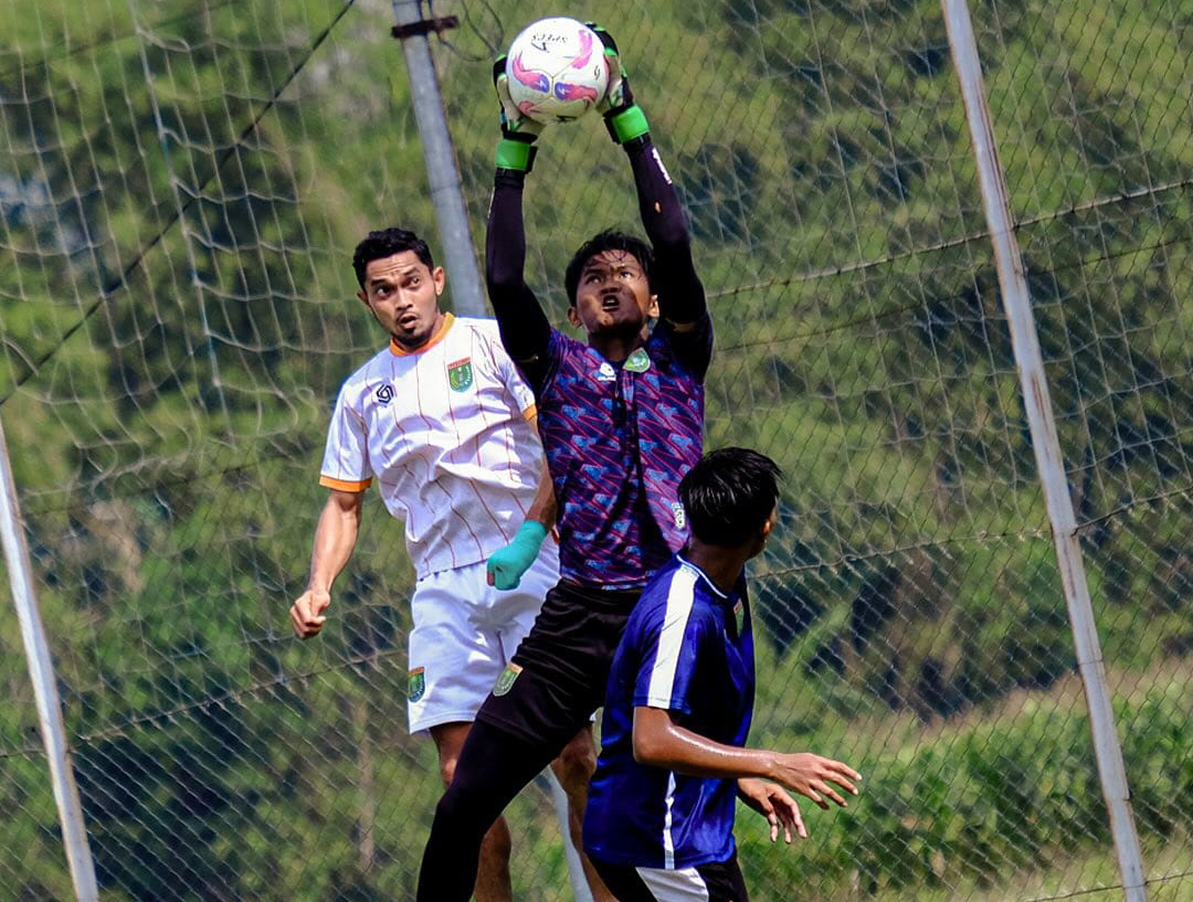 POTENSI LOKAL: Kiper Persibo Fiqy Febrian ketika tampil dalam internal game di Lapangan Desa Pejambon kemarin (4/10).