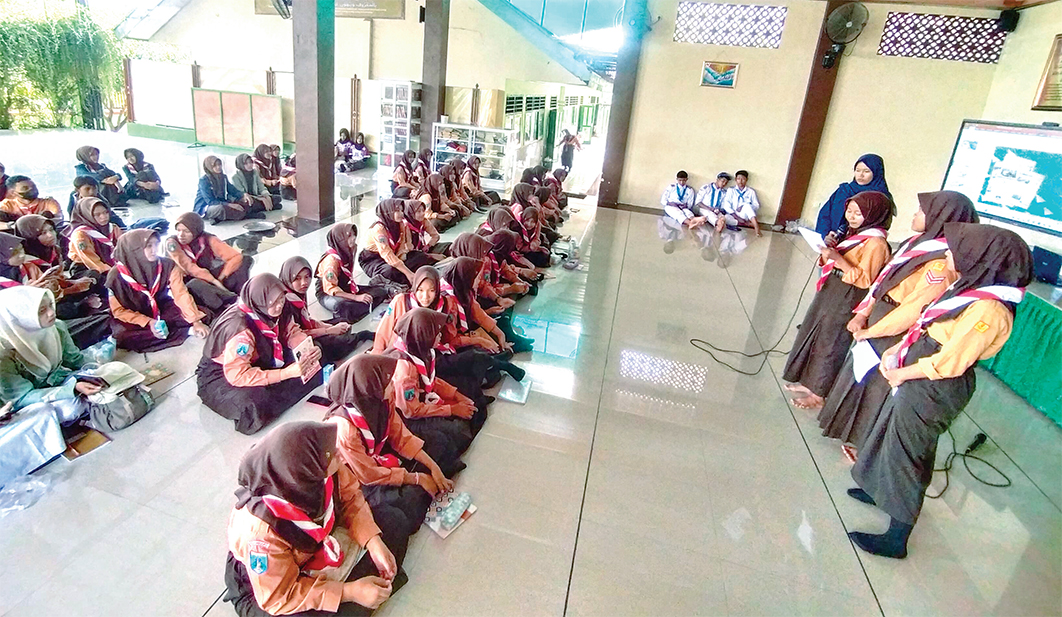LITERASI: Tim dari Jawa Pos Radar Bojonegoro saat memberikan pelatihan kejurnalistikan dalam Journalist School di SMPN 1 Temayang, Sabtu (4/10).