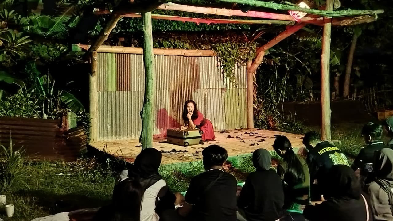 KREATIF: Penampilan monolog Feng Ying oleh Dewi Qurrota Ayun mampu memukau sekitar serratus penonton, Jumat malam lalu (3/10).