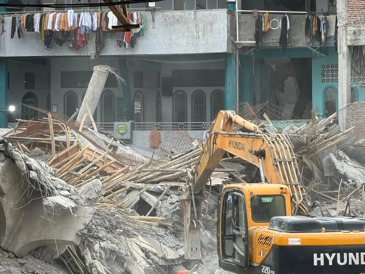 Proses evakuasi korban ambruknya musala Ponpes Al-Khoziny kini dibantu dengan alat berat. (Dok. BNPB)