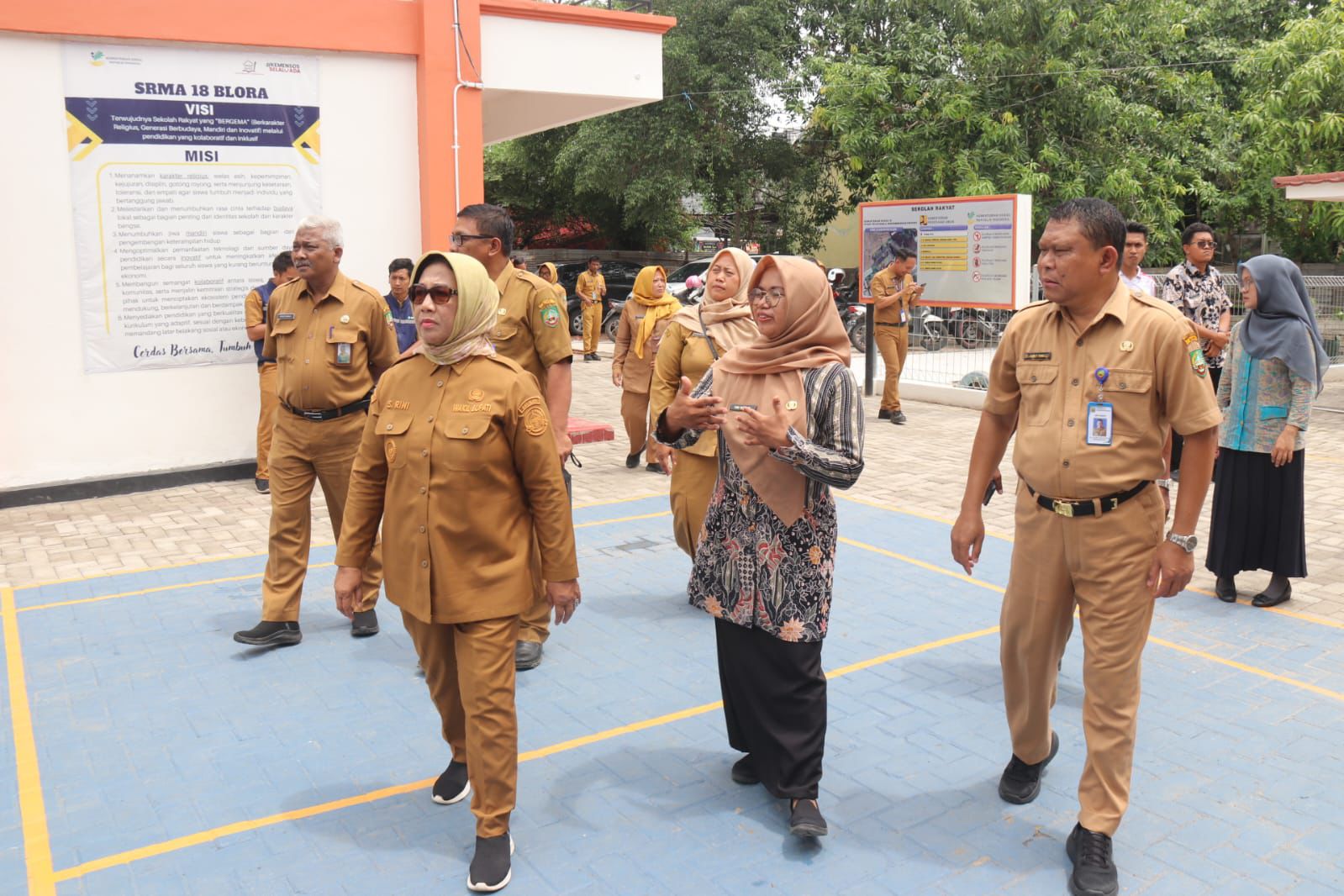 MATANGKAN PERSIAPAN: Wabup Blora, Sri Setyorini saat meninjau lokasi yang bakal dijadikan SRMA 18 tahap dua Blora.