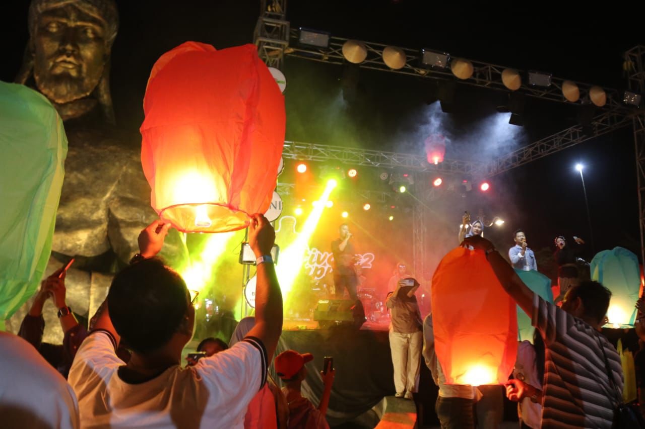 BERAGAM WARNA: Warga antusias menyemarakkan Festival Lampion di Wisata Noyo Gimbal View di Desa Bangsri, Kecamatan Jepon, Blora.