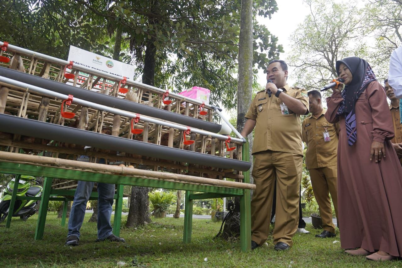 SERAHKAN LANGSUNG: Bupati Blora, Arief Rohman menyerahkan bantuan ternak ayam untuk salah satu mustahik.