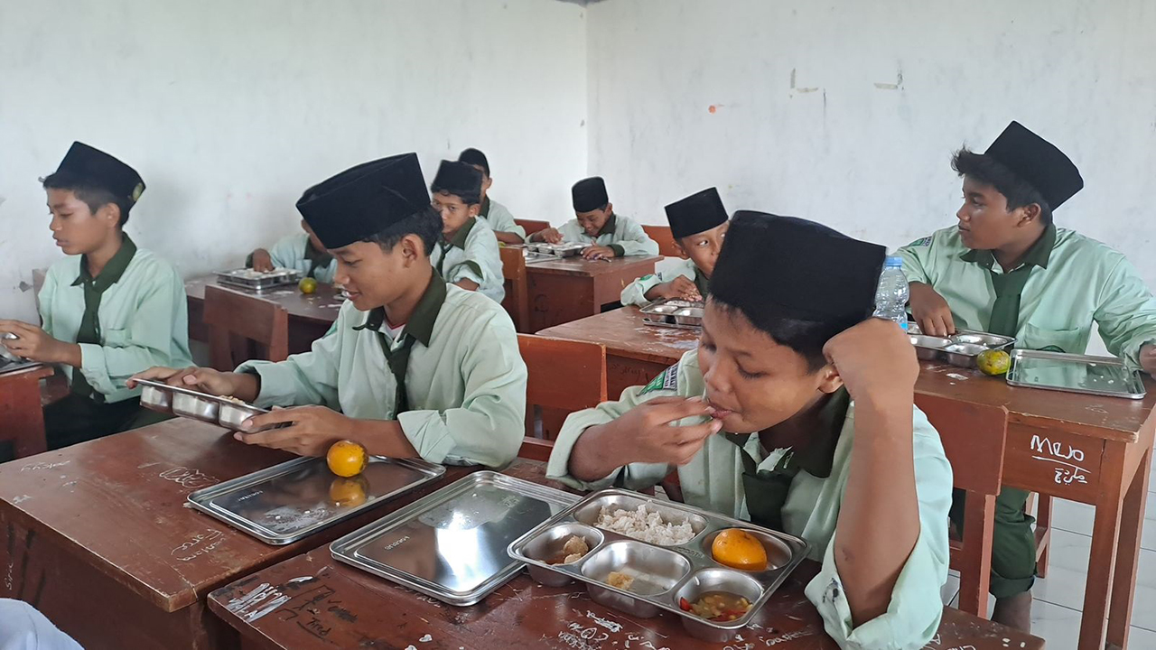 MENU MBG: Siswa MTs Plus Sunan Drajat Kedungsantren Bojonegoro lahap menyantap menu MBG yang disalurkan oleh SPPG Campurejo.
