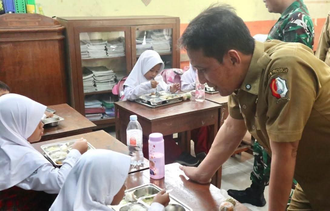 SIDAK: Bupati Bojonegoro Setyo Wahono lakukan sidak program MBG di SDN Kadipaten 3 Bojonegoro, Senin (6/10). Juga sekaligus sidak di dapur SPPG Sunan Kalijaga.