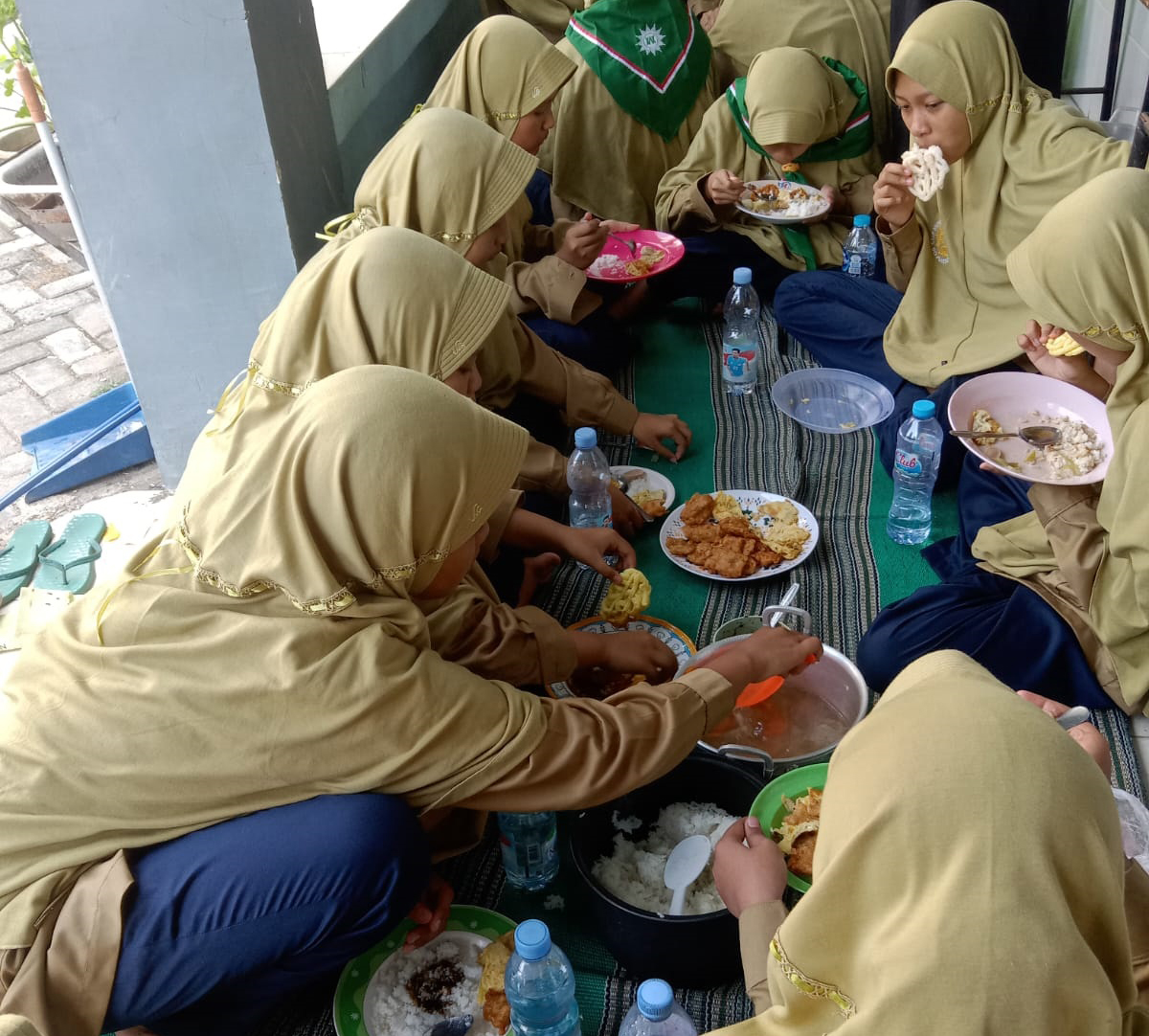 MAKAN BARENG: Siswi SMP Muhammadiyah 9 Bojonegoro sedang menyantap makan siang dari katering sekolah.