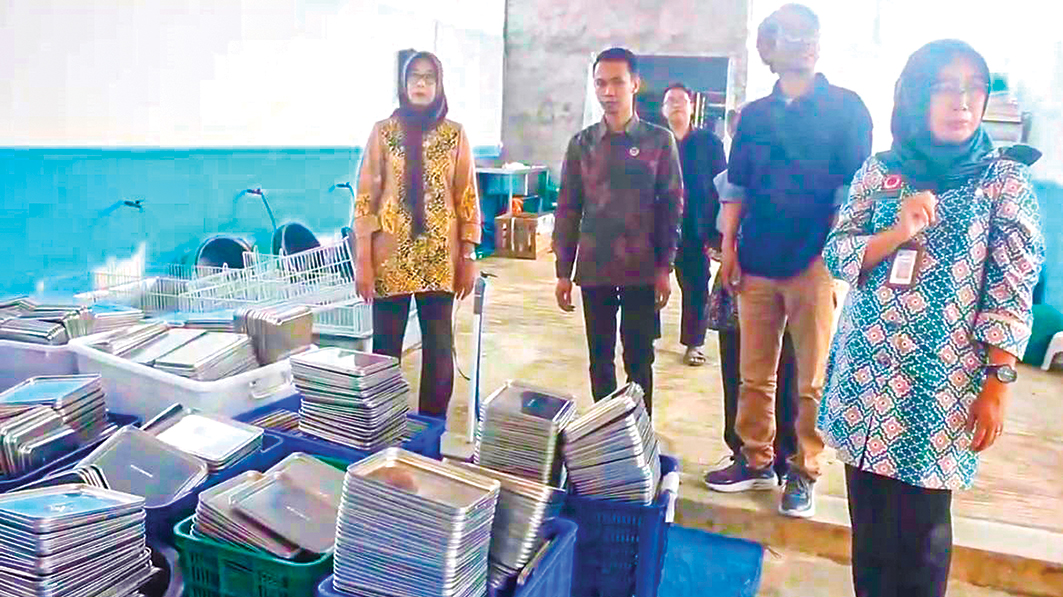 LAKUKAN SIDAK: Tim satgas MBG usai menyidak salah satu dapur SPPG.