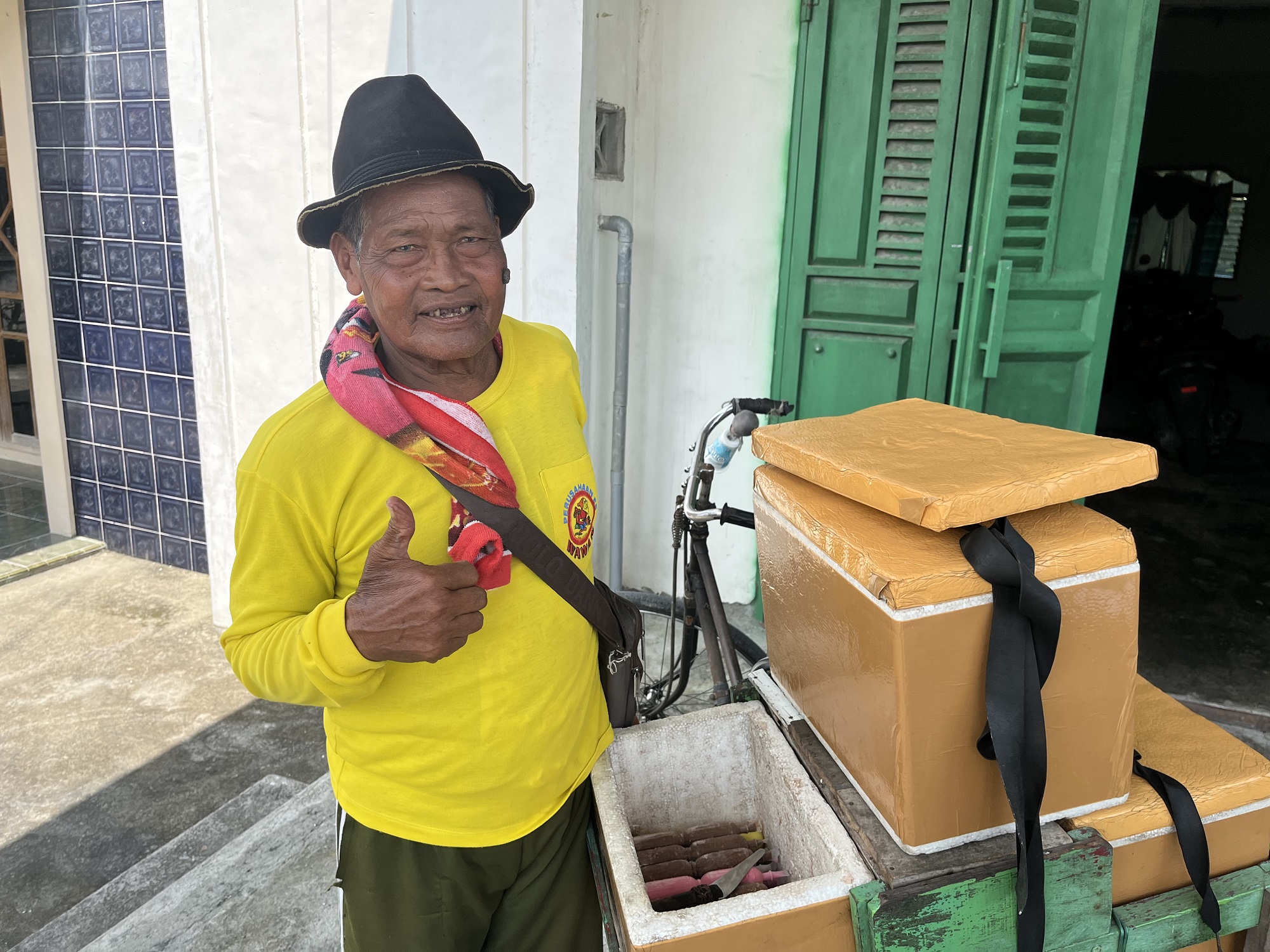 PENUH SEMANGAT: Rejo atau akrab disapa Mbah Jo masih penuh semangat berjualan es wawan keliling, meski usianya sudah 72 tahun.