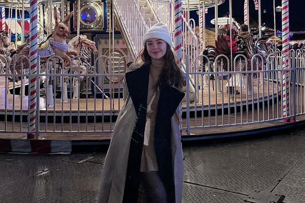 Amanda Manopo tampil cantik dan anggun mengenakan blazer cream panjang.