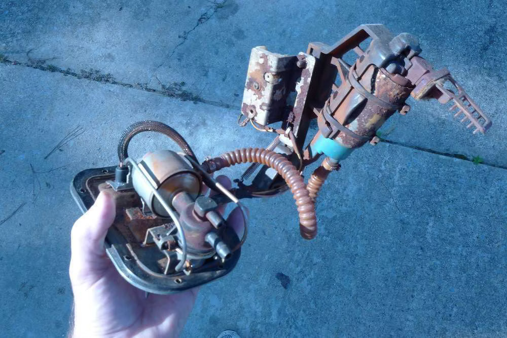 Contoh saluran bensin motor Harley-Davidson yang berkarat akibat penggunaan bahan bakar etanol. (Dok. Equipment World)