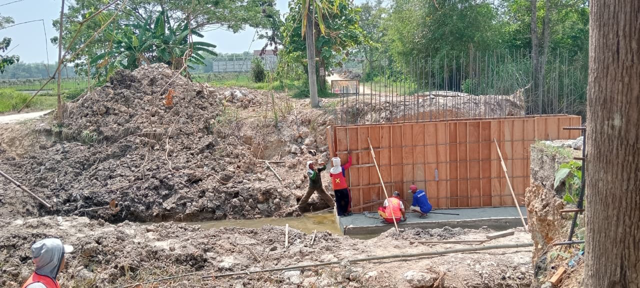 PROYEK: Proyek perbaikan jalan dan pelebaran jembatan Kapas-Bogo menelan anggaran sekitar Rp 8,1 miliar, dimenangkan CV Mekar Sejati beralamat Kelurahan Klangon, Kecamatan Bojonegoro Kota.