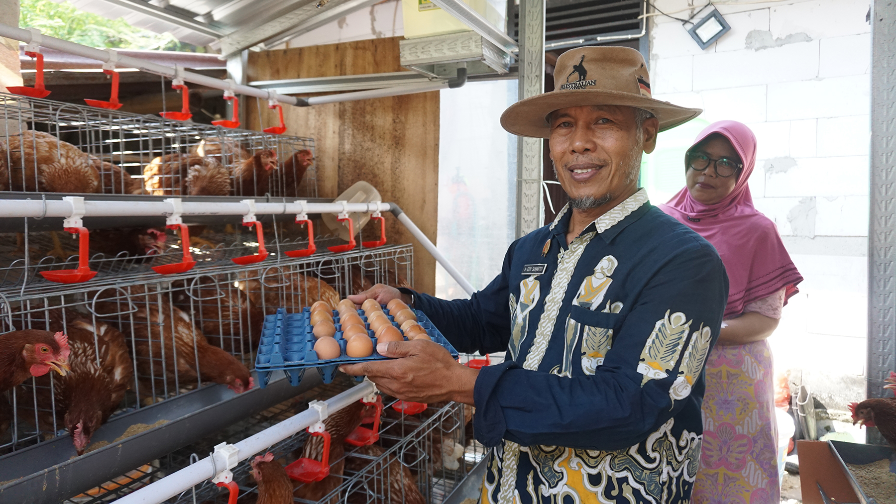 GAYATRI: Kades Tikusan Edy Sunarto mendampingi salah satu KPM Program Gayatri Yulaikah yang sudah mulai memanen telur.