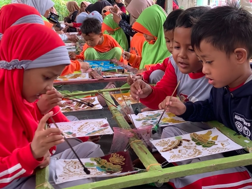 FOKUS: Anak-anak fokus membatik dengan penuh kreasi.