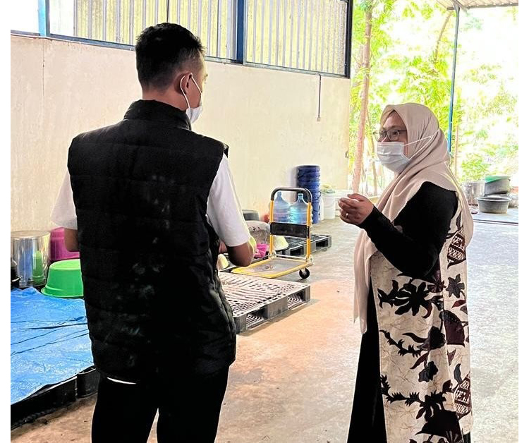 LAKUKAN PENGAWASAN: Korwil SPPG Blora saat meninjau dapur MBG Desa Sidomulyo, Kecamatan Banjarejo.