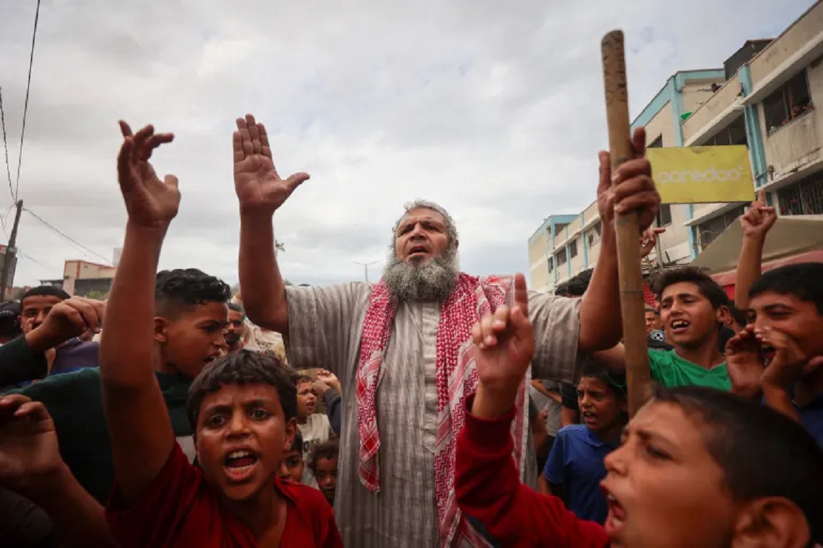 SELEBRASI: Usai pengumuman gencatan senjata dari Trump, warga Palestina berselebrasi di Khan Younis. (dok AFP)