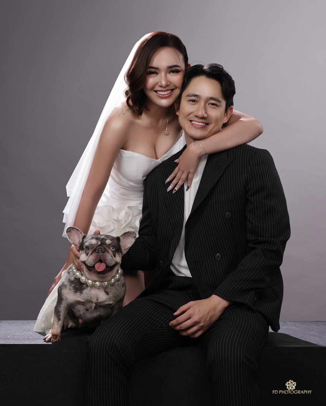 Mesra, Amanda Manopo pose mesra dan penuh cinta bersama Kenny Austin, tak lupa anjing lucu juga ikut nimbrung.