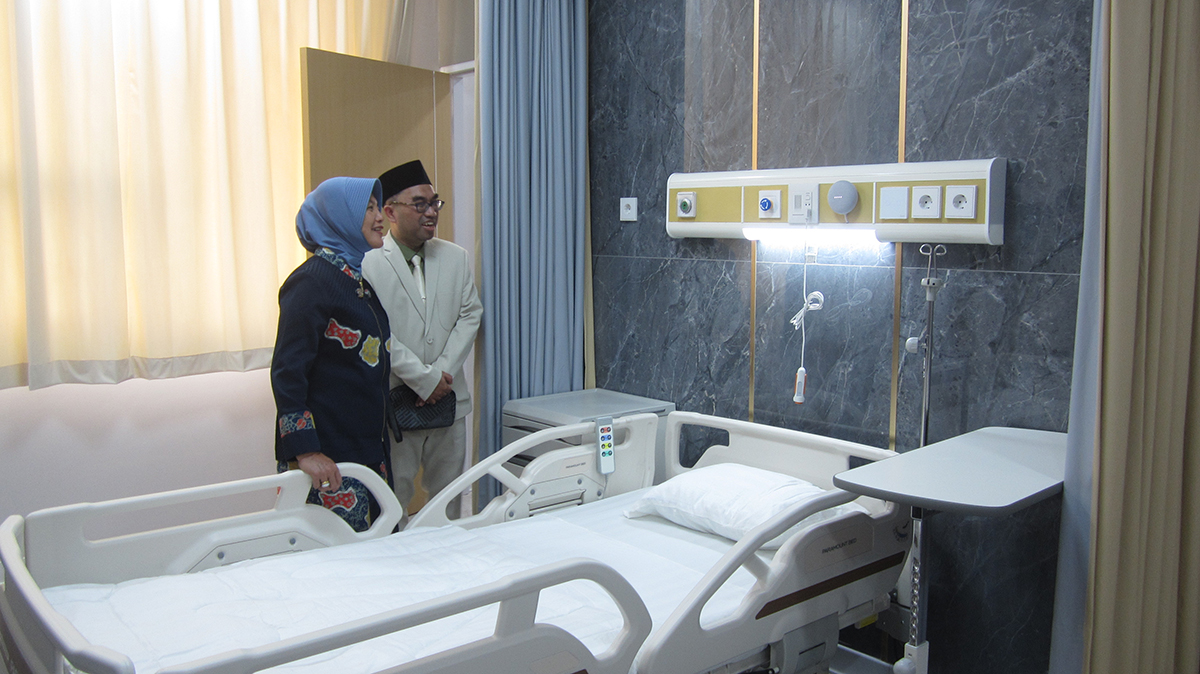 Wakil Bupati Bojonegoro, Nurul Azizah bersama Direktur RS Aisyiyah Bojonegoro, dr. Tomy Oeky Prasiska melihat fasilitas Google Assistant yang terpasang di kamar rawat inap Gedung Ji