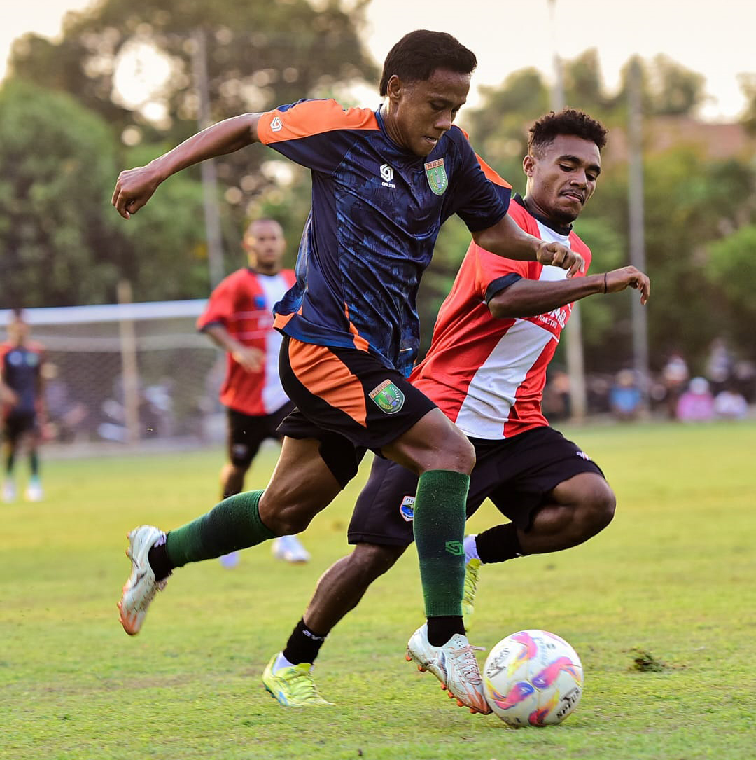 GIRING BOLA: Winger Persibo Revan Djibril menggiring bola melewati pemain Persinab ketika uji coba Kamis (9/10) lalu di Lapangan Klumprit, Sukoharjo.