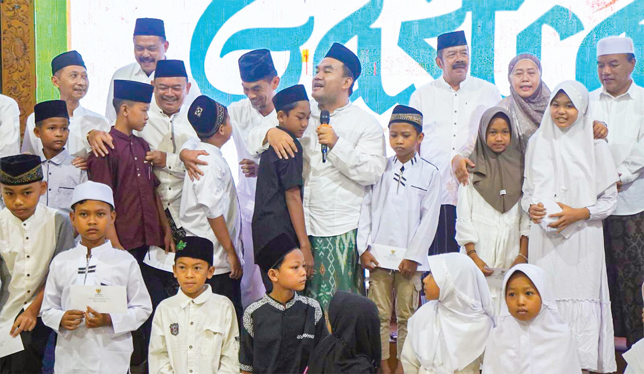 BERSAMA ANAK YATIM : Bupati Arief Rohman saat pelaksanaan program gerakan subuh sejahtera (Gastra) di Pendapa Rumah Dinas Bupati kemarin (12/10).