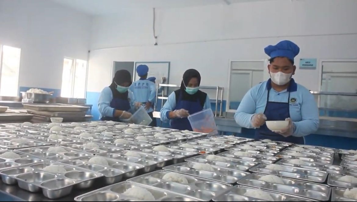 SESUAI PROSEDUR: Tim relawan dapur SPPG Polres Blora saat melakukan pemorsian bagi 2.515 penerima manfaat.