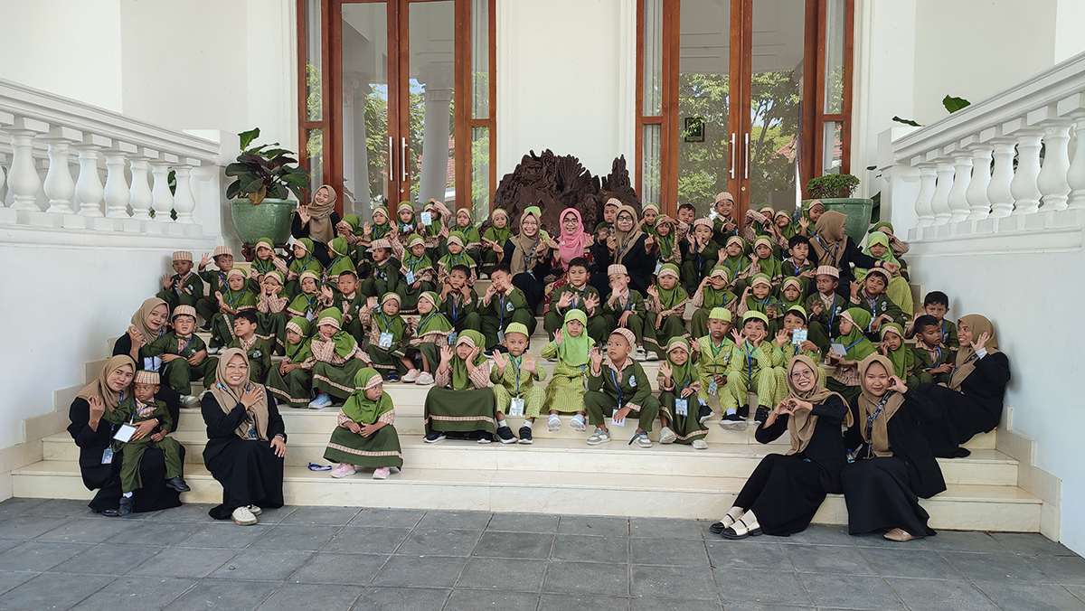 CERIA: Rombongan siswa/siswi RA Irsyadusy Syubban Padangan bersama para guru berfoto bersama dengan Cantika Wahono di teras Graha Buana, kemarin (14/10).