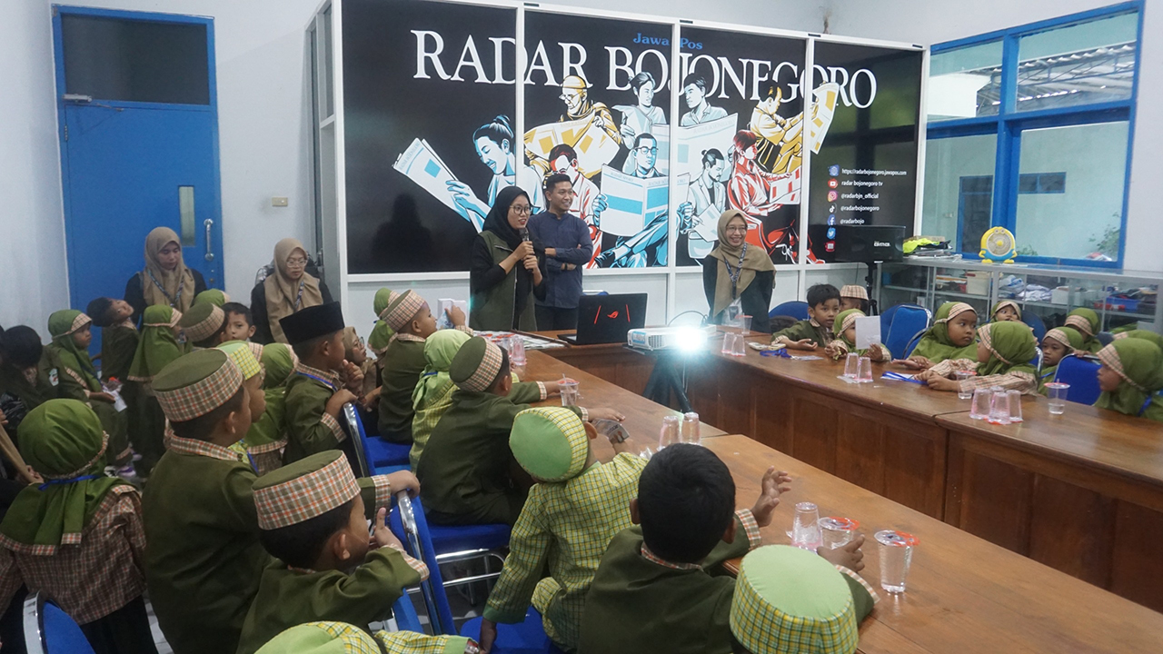 SERU: Puluhan siswa RA Irsyadusy Syubban antusias menyimak dan bernyanyi bersama di kantor Jawa Pos Radar Bojonegoro.