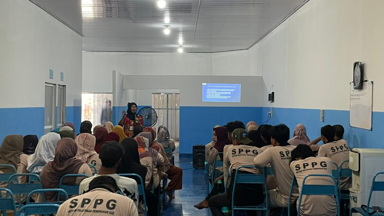 PENUHI STANDARISASI: Dinkes Blora memberikan pelatihan bagi tenaga kerja dapur SPPG Sidomulyo, Banjarejo beberapa waktu lalu