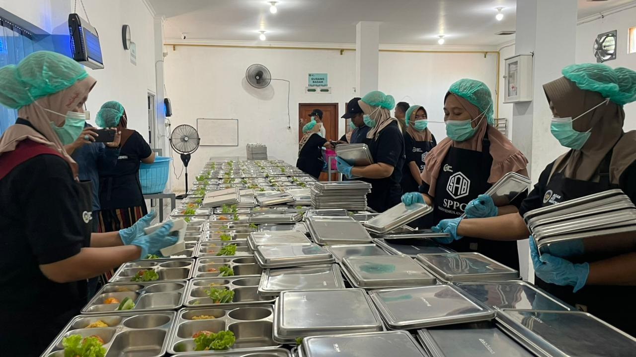 JADI PERCONTOHAN: Pegawai dapur SPPG Ngawen saat lakukan pemorsian.